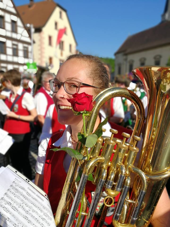 Schnappschuss Musikerin mit Euphonium und Rose bei einem Dorffest